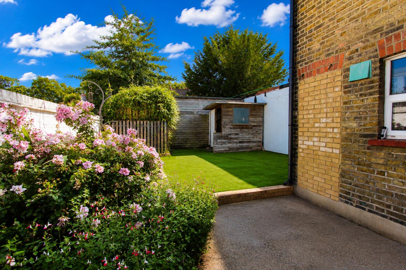2 bed property in Sandy Lane North, Wallington